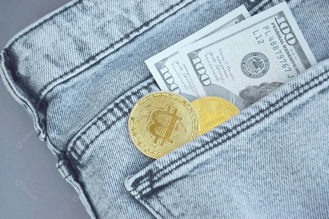 Dólar americano e moeda Bitcoin de dinheiro digital juntos em bolso de jeans