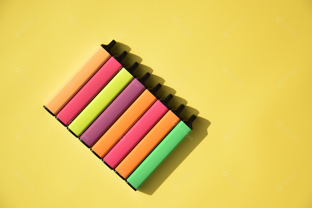 Conjunto de cigarros eletrônicos descartável sobre fundo amarelo