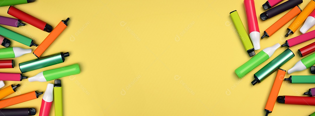 Muitos cigarros eletrônicos descartáveis ​​multicoloridos em um fundo amarelo