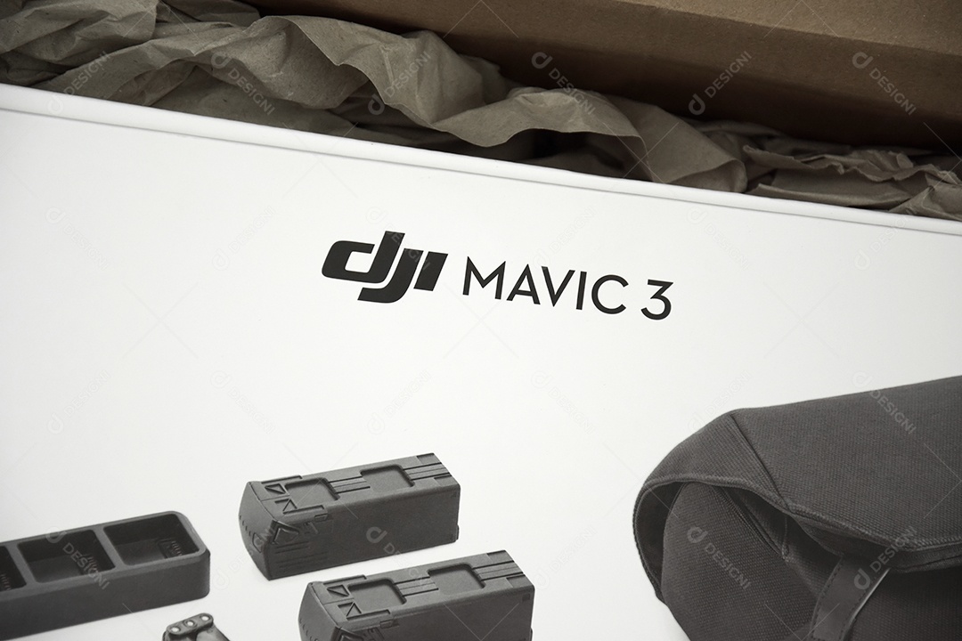 Caixa do novo Drone Mavic3 sobre fundo branco
