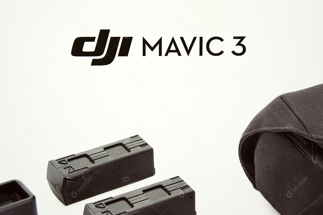 Drone DJI Mavic 3 sobre fundo branco