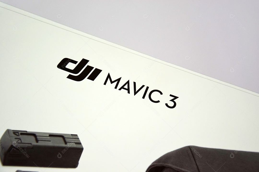 Caixa do novo Drone Mavic3 sobre fundo branco