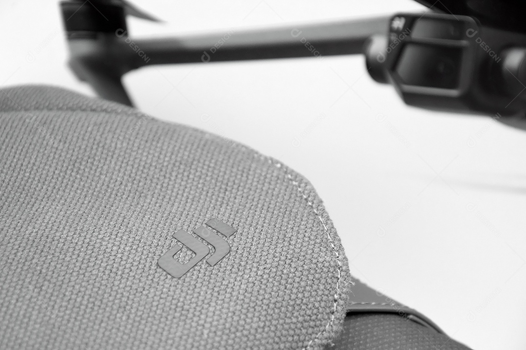 Um novo drone DJI Mavic 3 em fundo branco