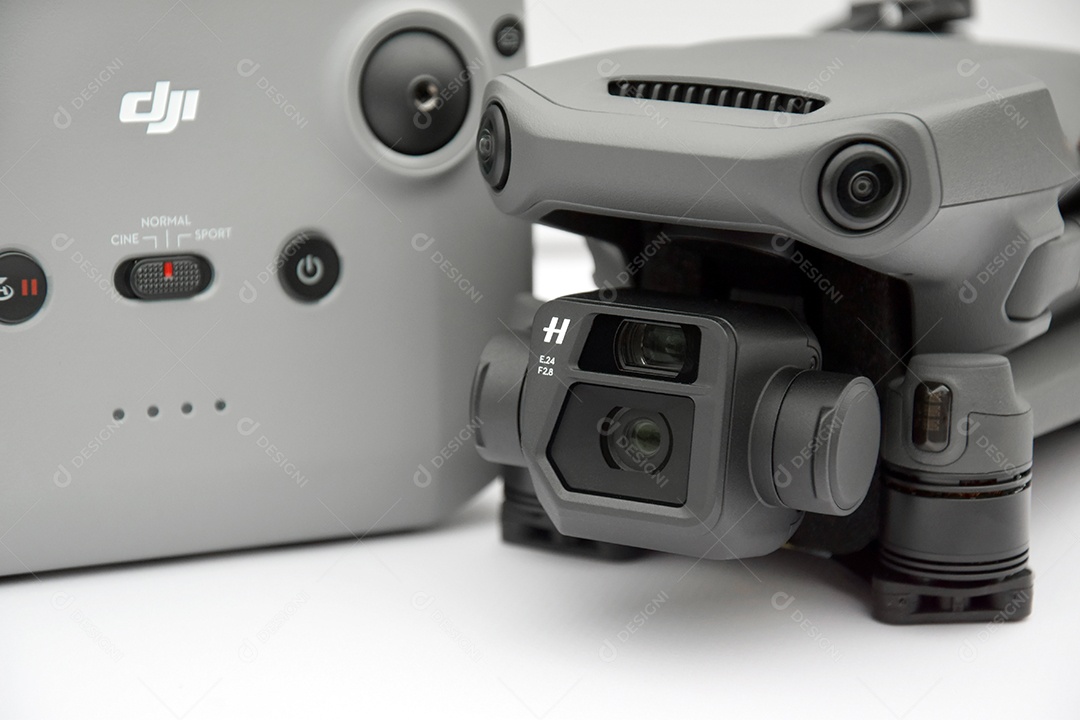 Um novo drone DJI Mavic 3 e controle em fundo claro