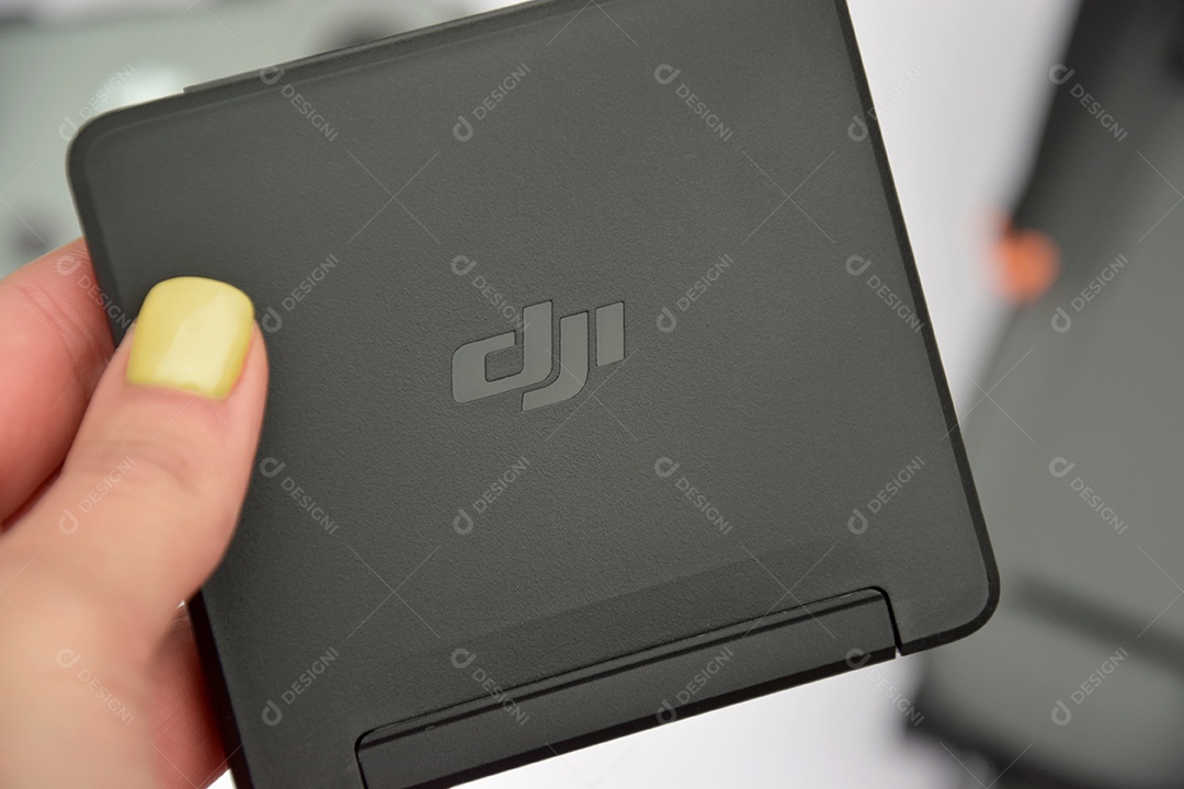 Mão segurando drone mavic 3