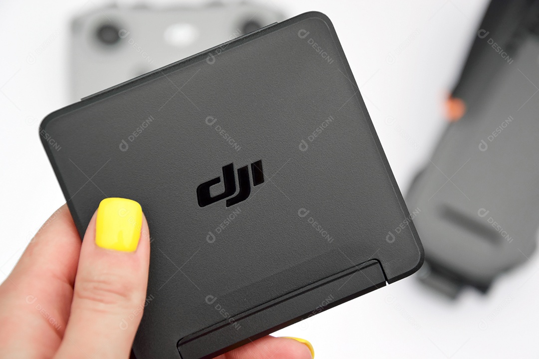 Mão segurando drone mavic 3