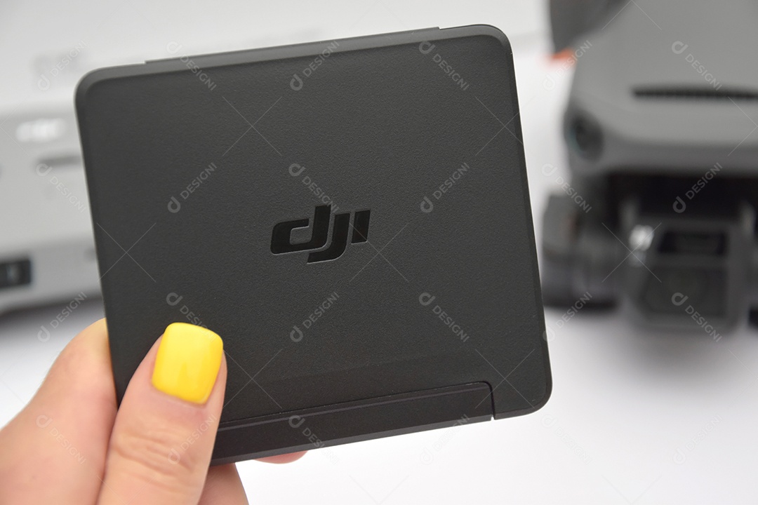 Drone DJI Mavic 3 sobre fundo branco