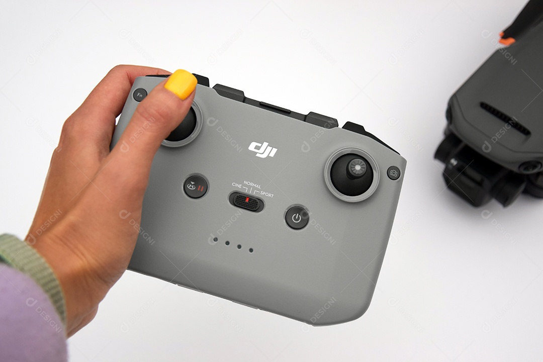 Mão segurando controle de drone Mavic 3