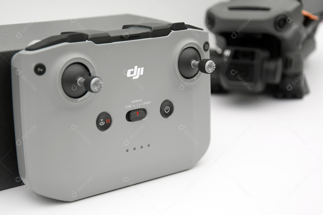 Um novo drone DJI Mavic 3 e controle em fundo claro