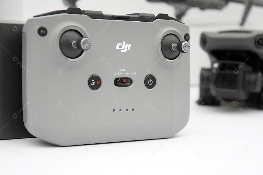 Um novo drone DJI Mavic 3 e controle em fundo claro