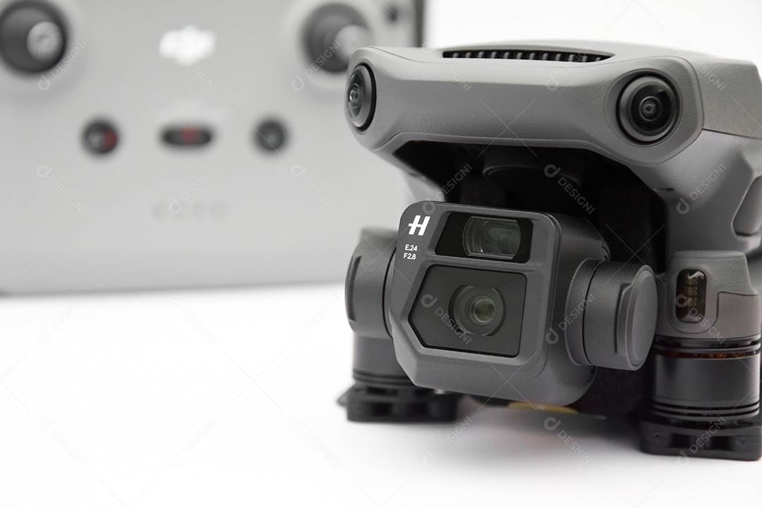 Um novo drone DJI Mavic 3 e controle em fundo claro