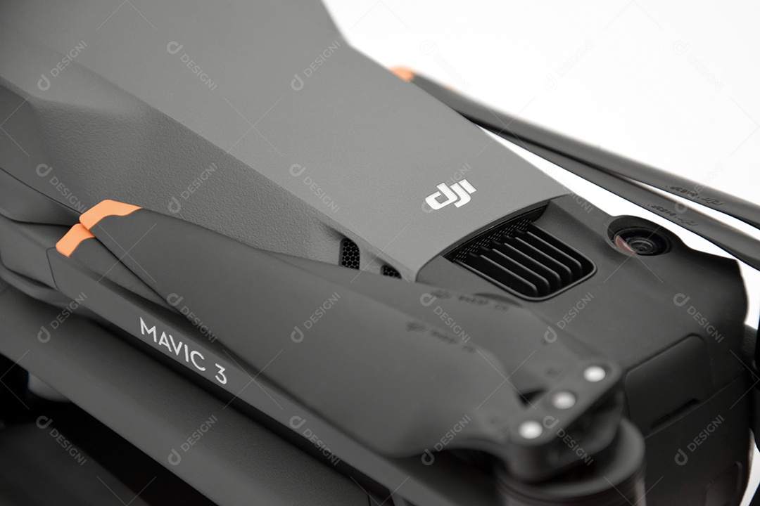 Drone DJI Mavic 3 sobre fundo branco