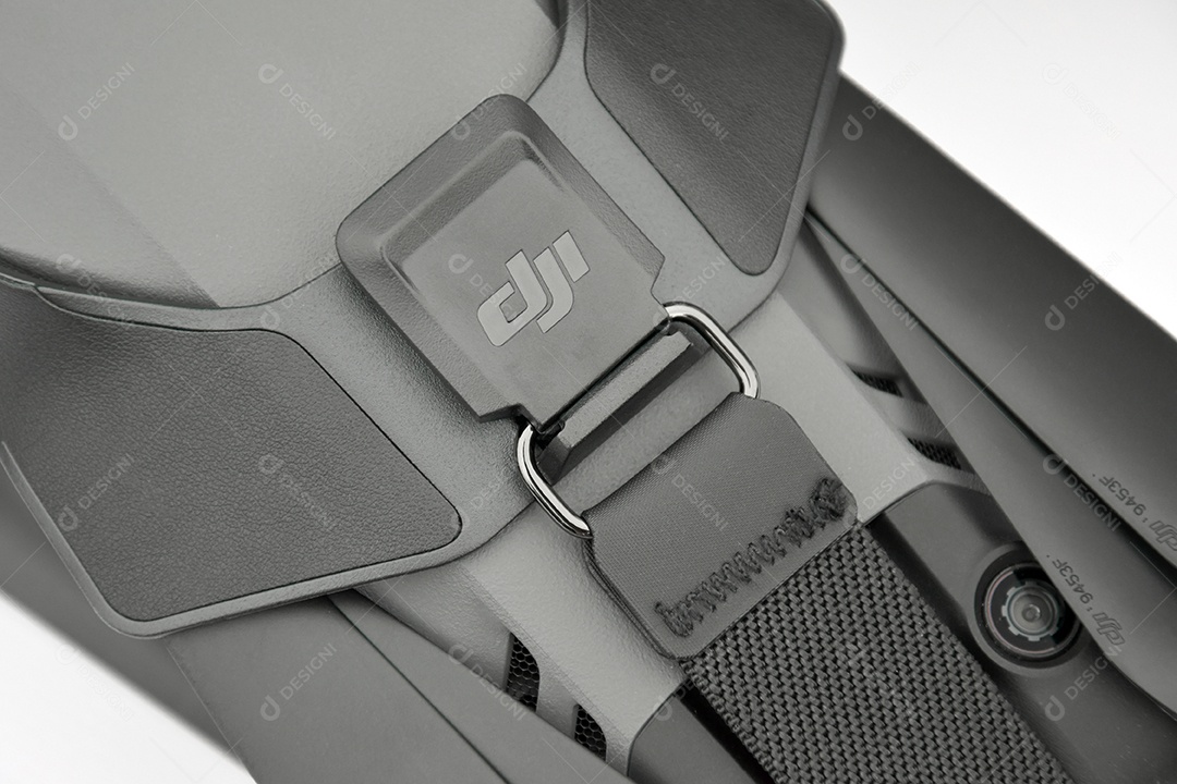 Drone DJI Mavic 3 sobre fundo branco