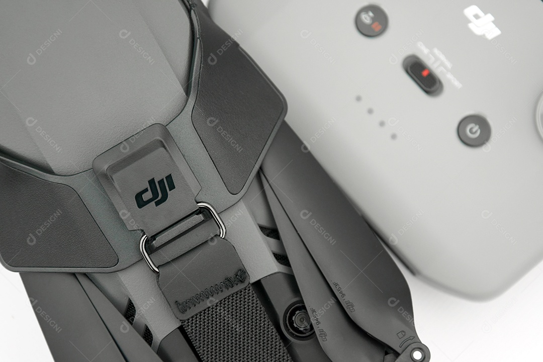 Um novo drone DJI Mavic 3 e controle em fundo claro