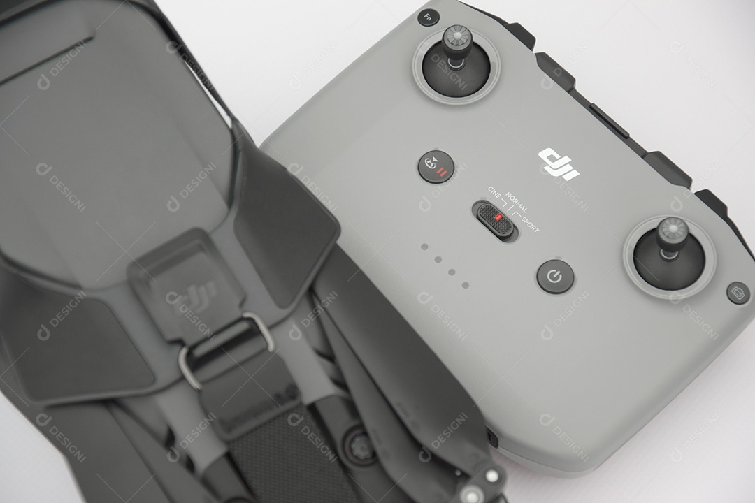 Um novo drone DJI Mavic 3 e controle em fundo claro