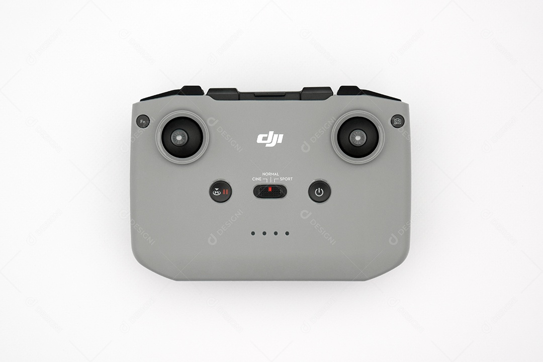 Um novo drone DJI Mavic 3 e controle em fundo claro