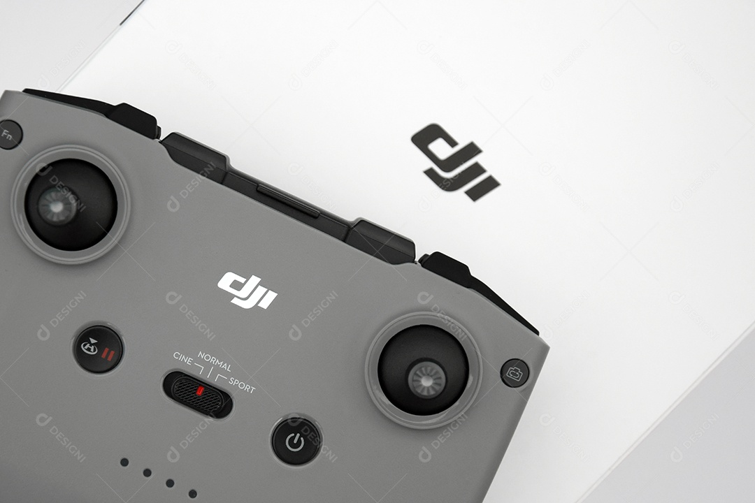 Novo drone DJI Mavic 3 e controle em fundo claro