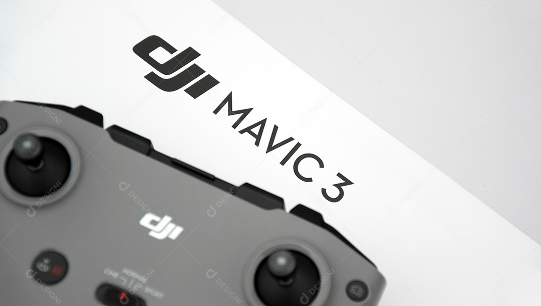 Um novo drone DJI Mavic 3 em fundo claro