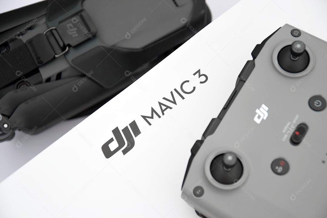 Drone DJI Mavic 3 sobre fundo branco