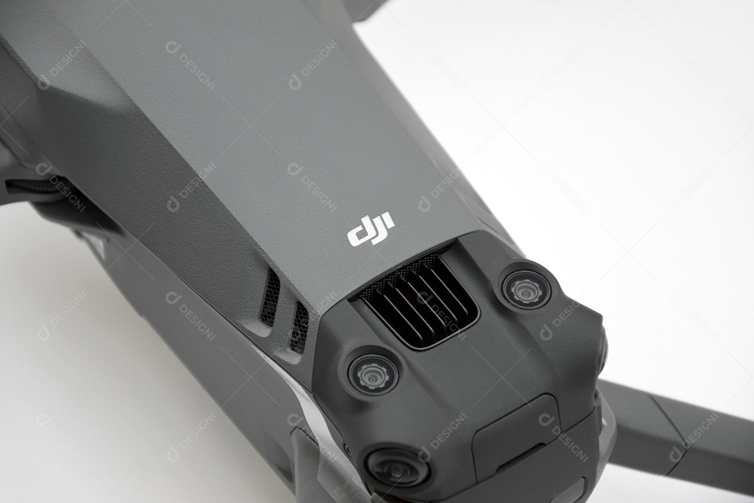 Drone DJI Mavic 3 sobre fundo branco