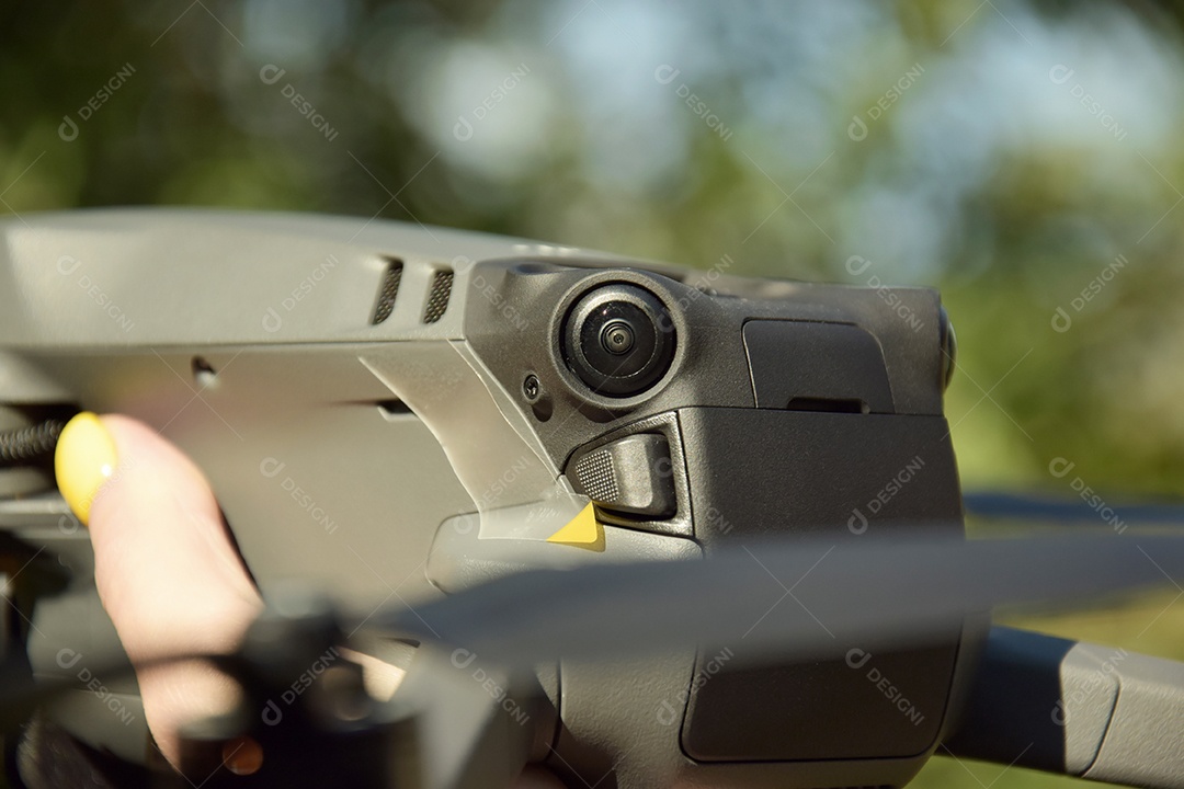 Drone mavic 3 contra folhagem