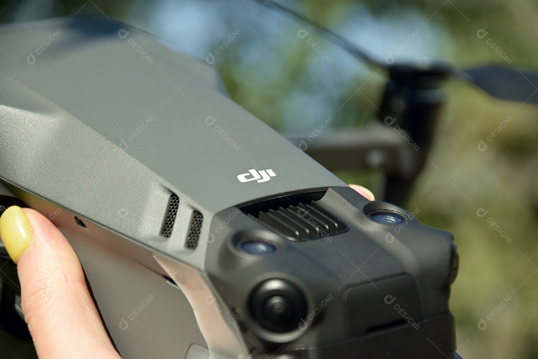 Drone mavic 3 contra folhagem