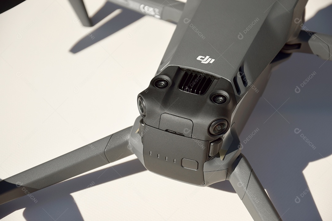 Novo drone DJI Mavic 3 em fundo claro