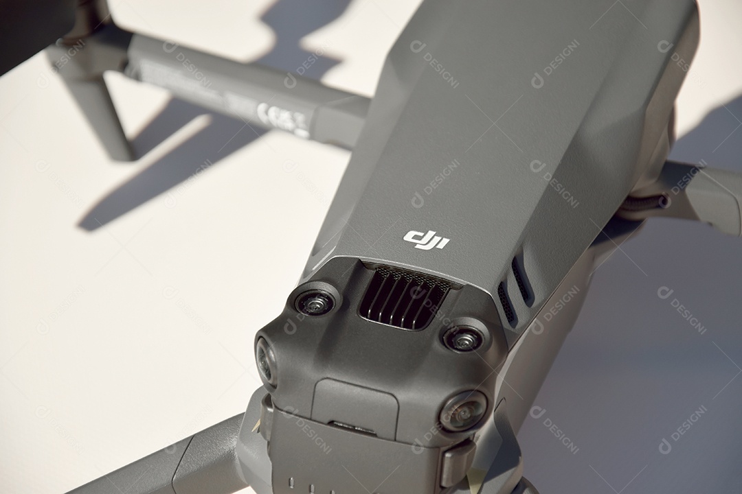 Novo drone DJI Mavic 3 em fundo de céu azul