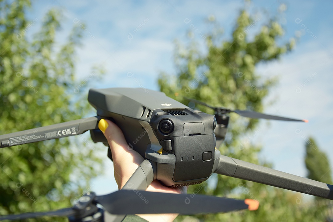 Drone mavic 3 contra céu azul e folhagem de árvores