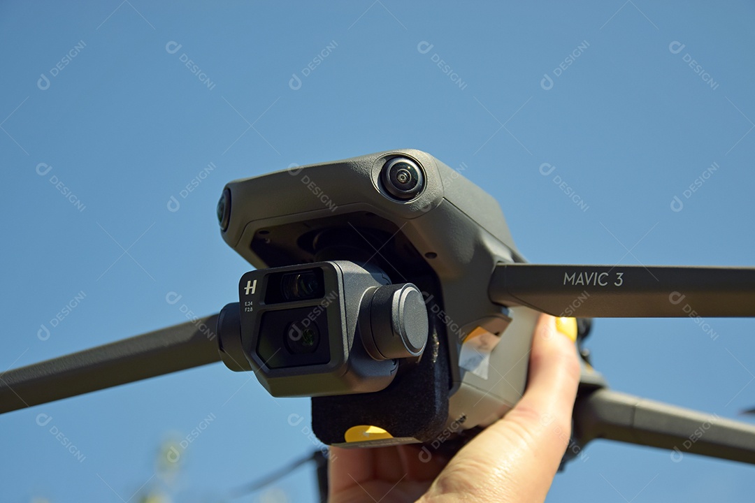 Drone mavic 3 contra céu azul