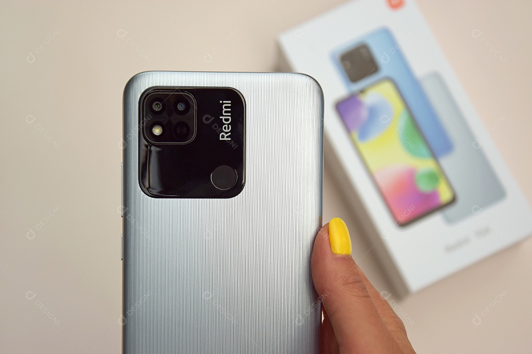 Mão feminina segurando Novo celular da Xiaomi Redmi 10A