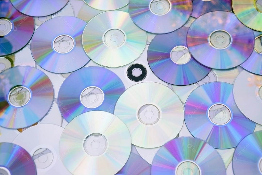 Vários CDs antigos estão dispostos como pano de fundo
