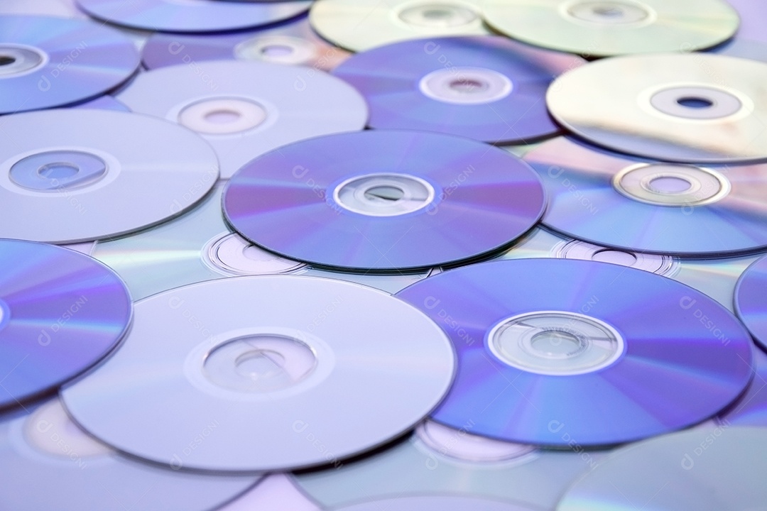 Muitos CDs antigos estão dispostos como pano de fundo