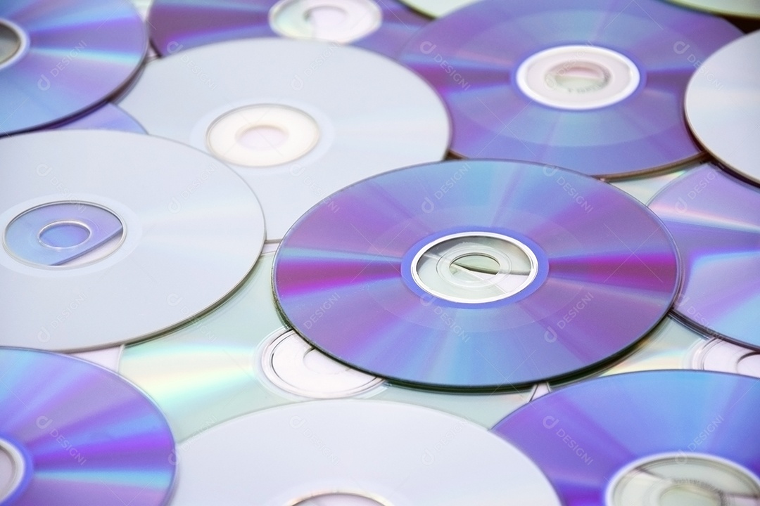 Vários CDs antigos estão dispostos