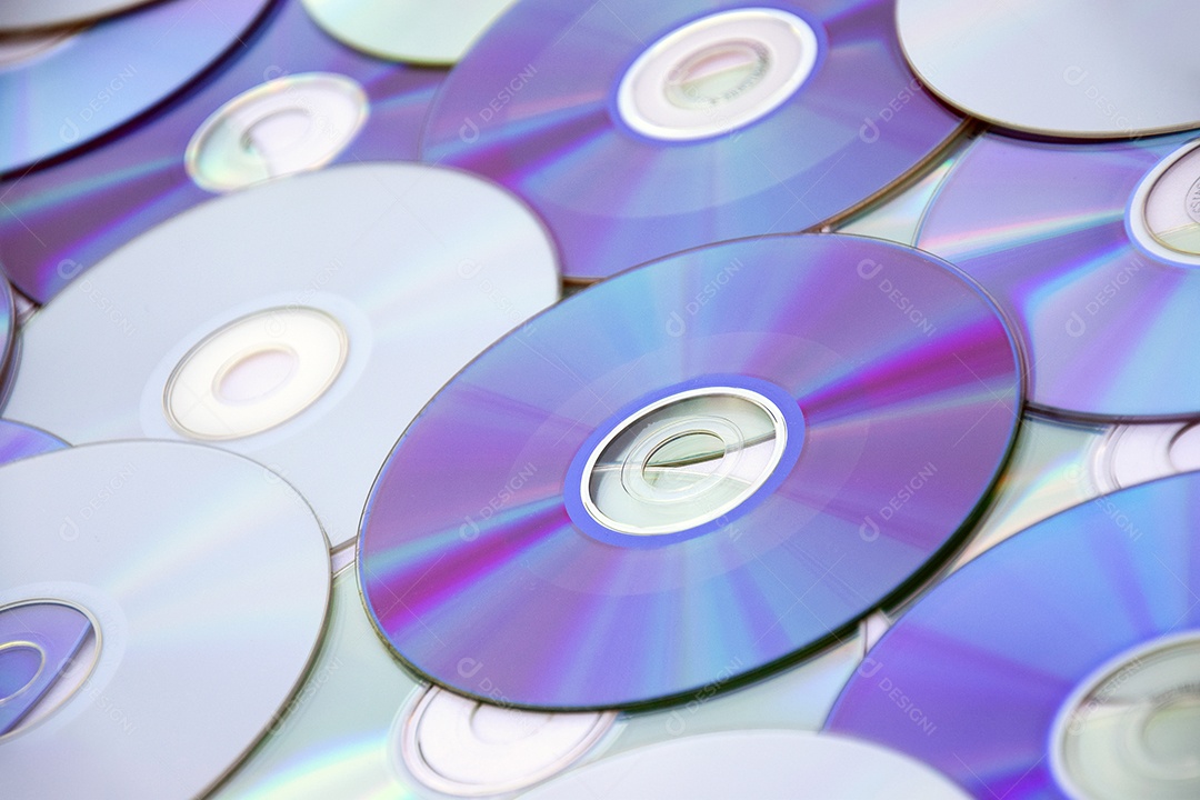 Vários CDs antigos estão dispostos como pano de fundo