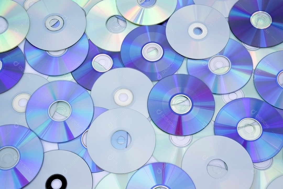 Muitos CDs antigos estão dispostos como pano de fundo