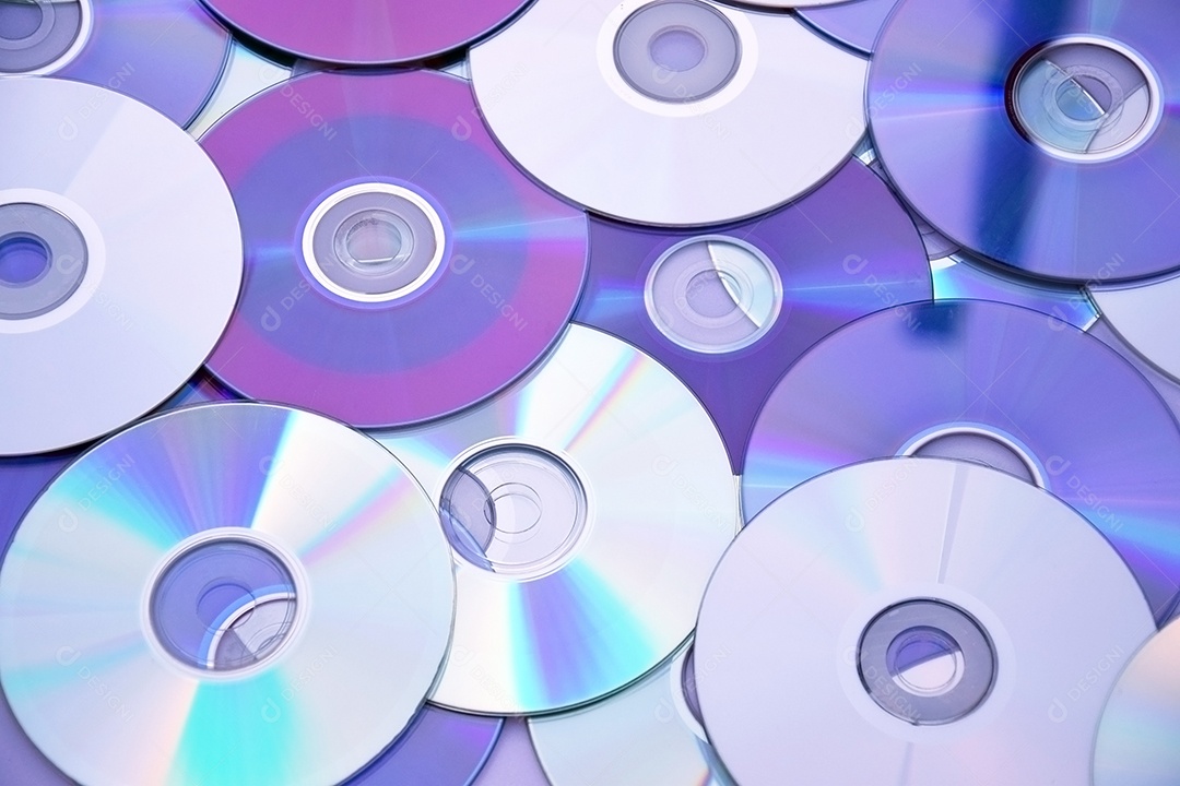 Muitos CDs antigos estão dispostos como pano de fundo