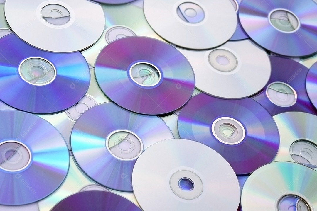 Vários CDs antigos estão dispostos como pano de fundo