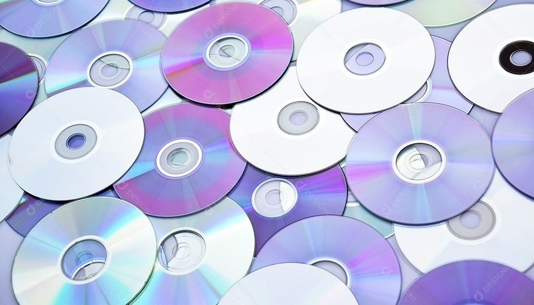 Muitos CDs antigos estão dispostos como pano de fundo