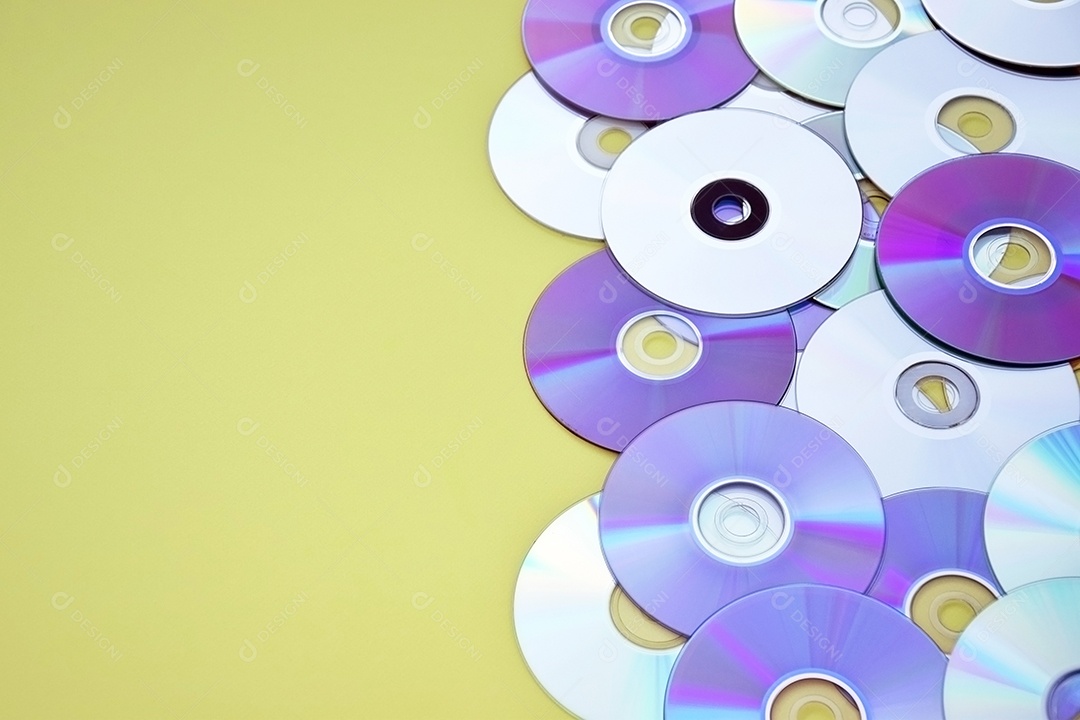 Muitos CDs antigos estão dispostos com fundo amarelo