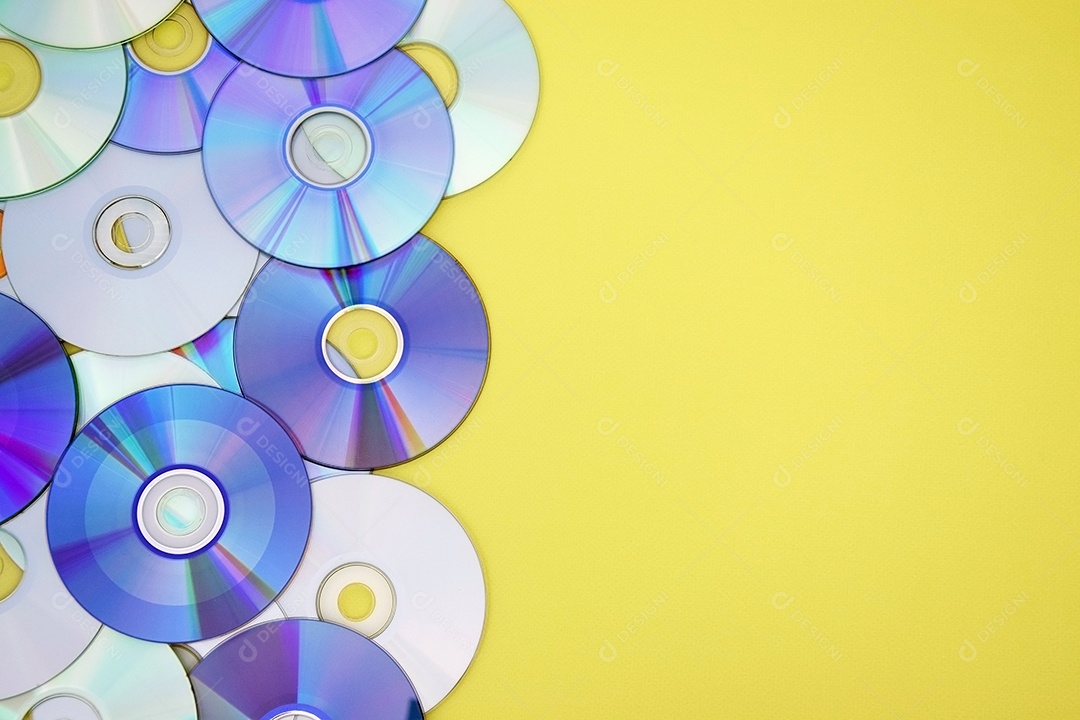 Muitos CDs antigos estão dispostos com fundo amarelo