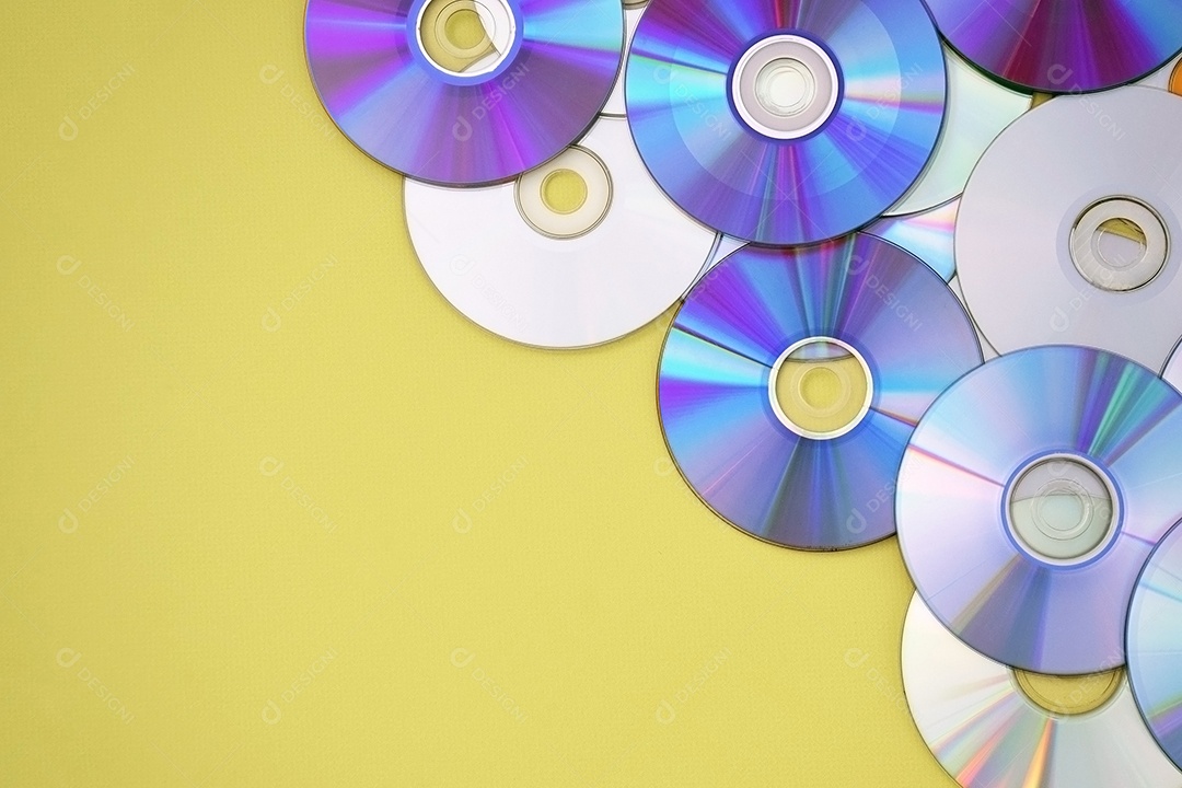 Muitos CDs antigos estão dispostos com fundo amarelo