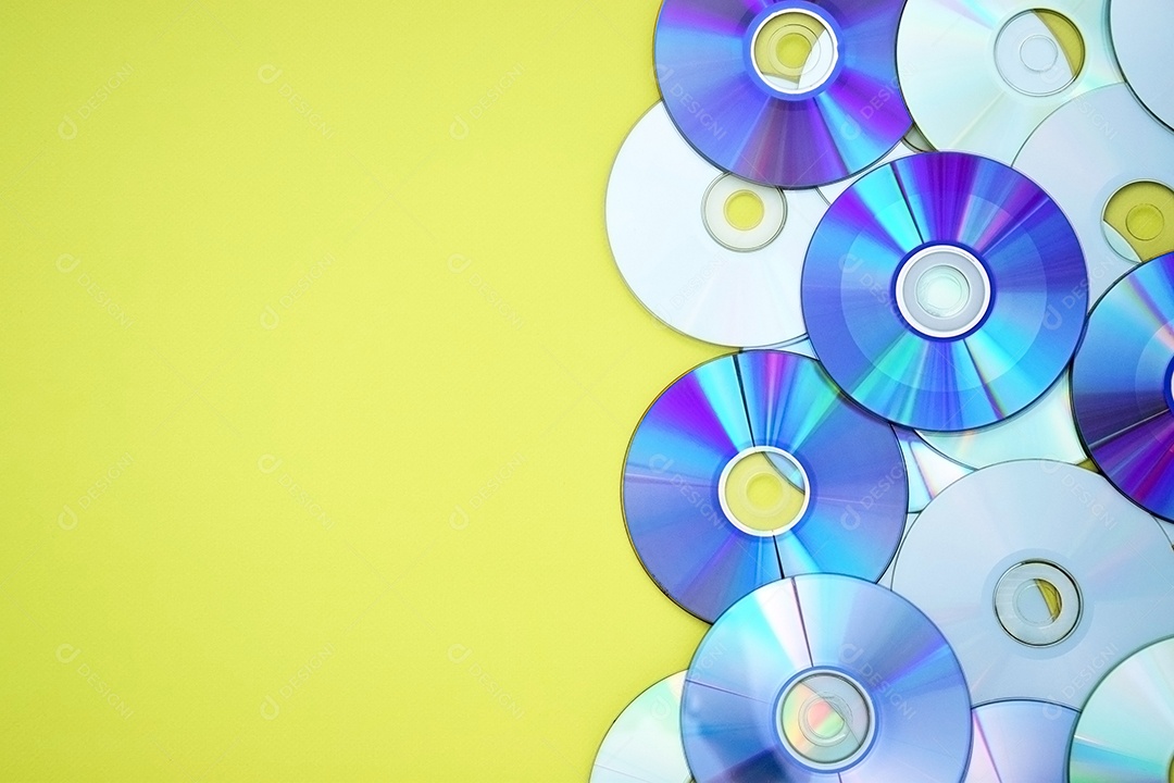 Muitos CDs antigos estão dispostos com fundo amarelo