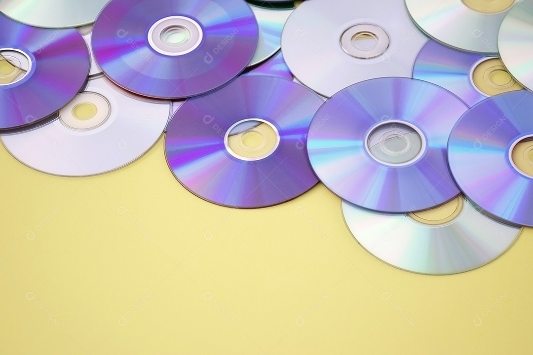 Muitos CDs antigos estão dispostos com fundo amarelo