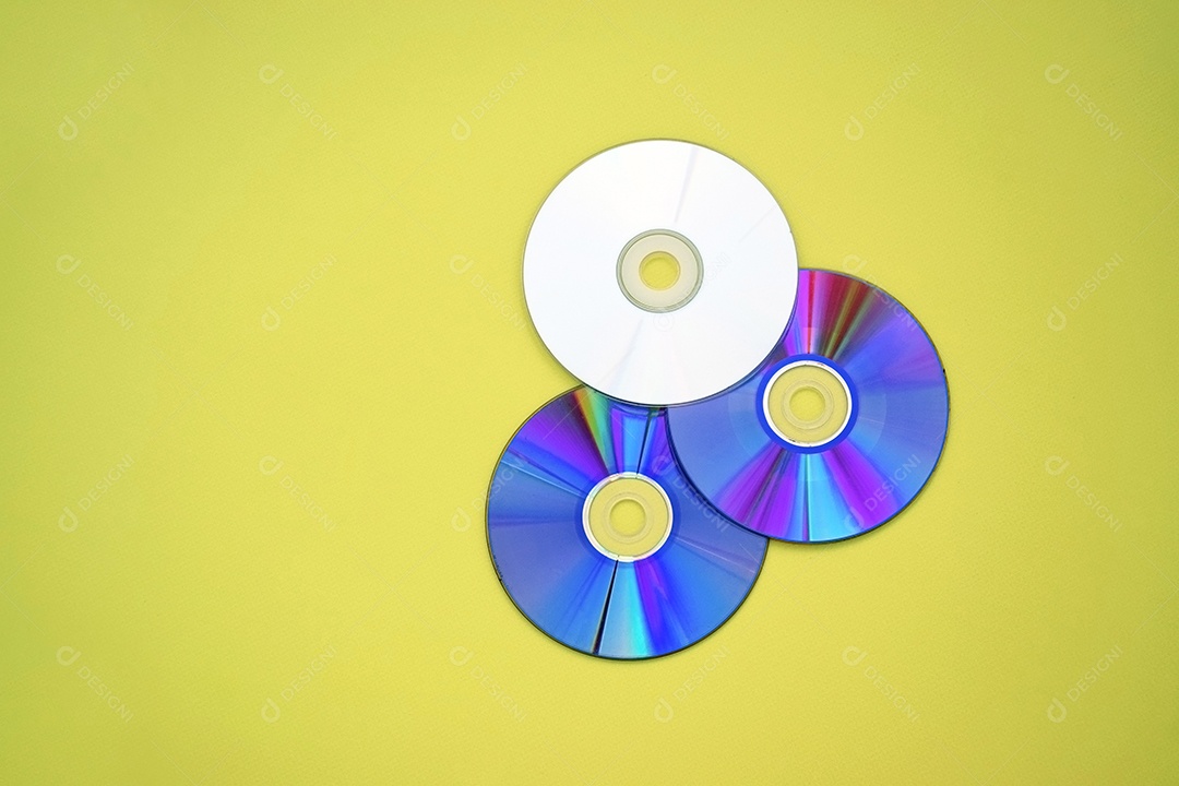 CDS antigo sobre fundo amarelo