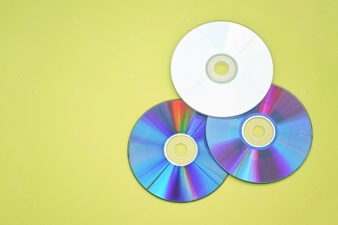 CDS antigo sobre fundo amarelo