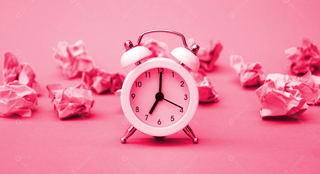 Despertador branco vintage em um fundo de papel amassados