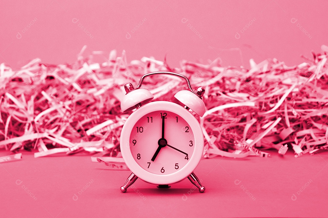 Relógio vintage com muitos papel picado em fundo magenta