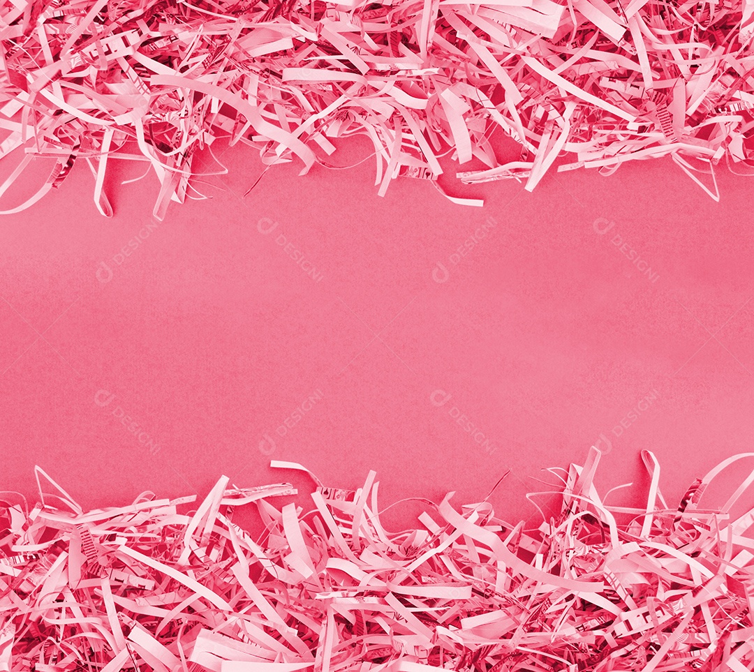 Papel cortados e picados sobre fundo magenta