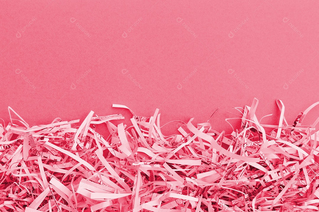Papéis cortados sobre fundo magenta